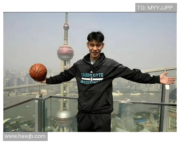 篮球明星的微笑背后展现的坚持与奋斗让我们感受到运动的魅力与人生的启示